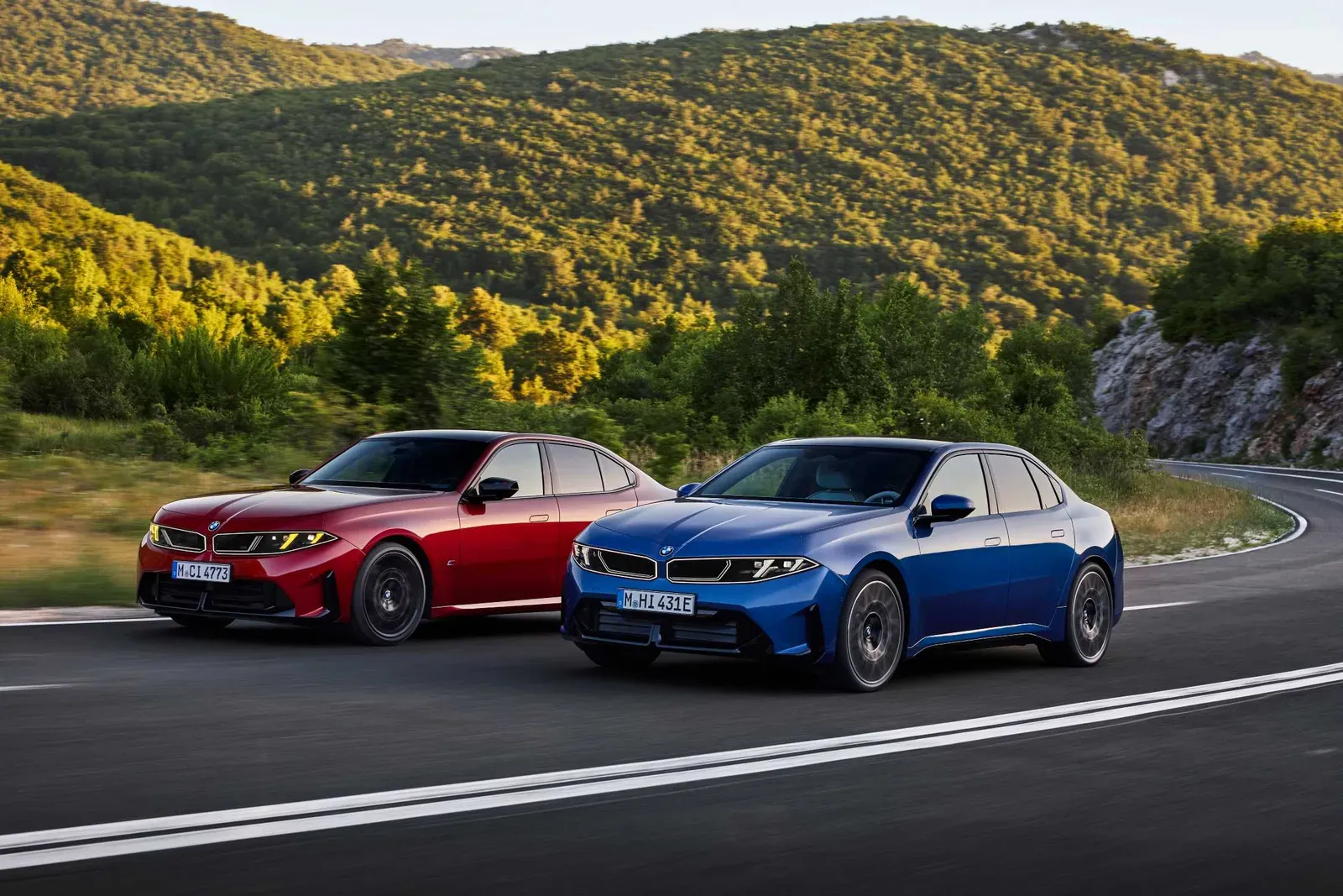 BMW i3 in Blau neben dem neuen 3er