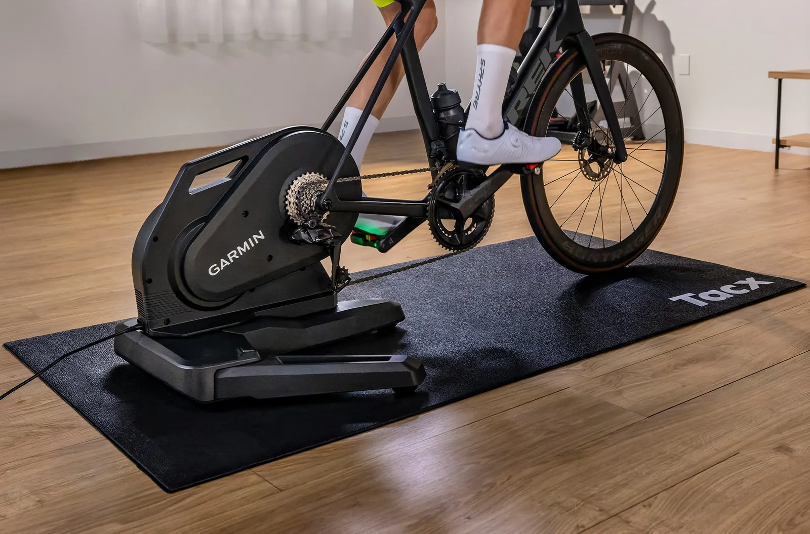 Rennrad auf dem Tacx Nēra Smart-Trainer im Wohnzimmer