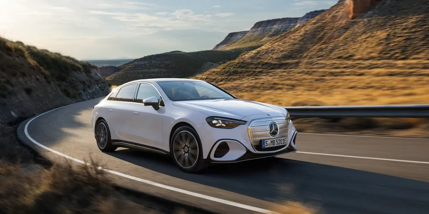 Elektrische Mercedes-Benz C-Klasse auf der Landstraße