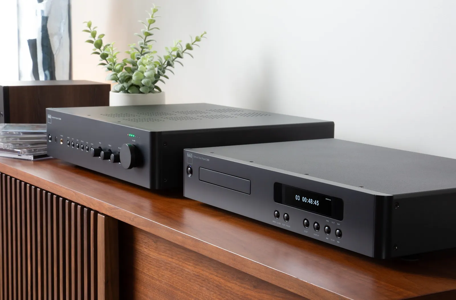 NAD C 359S und C 569 auf einem Sideboard