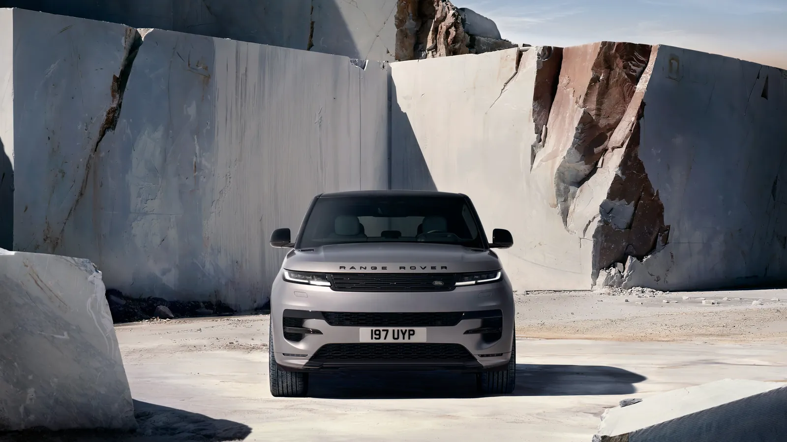 Range Rover Sport Electric, Frontansicht im Steinbruch