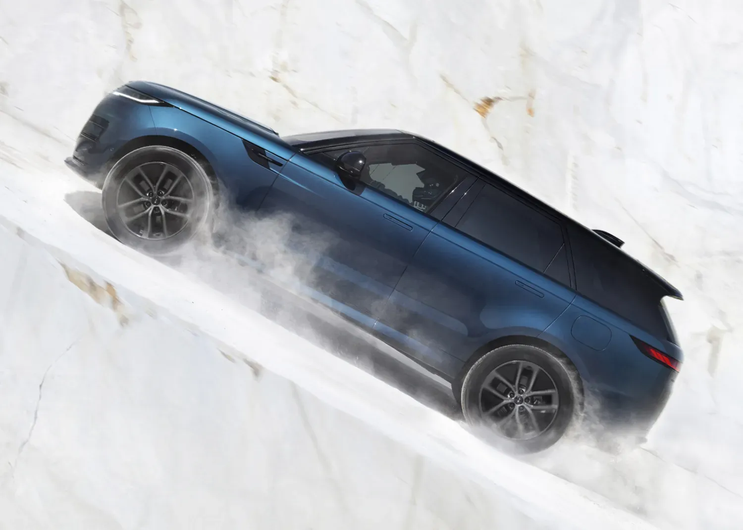 Range Rover Sport Electric in Blau im Gelände