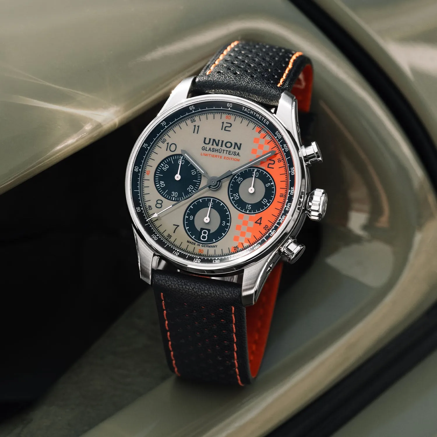 Belisar Chronograph Speedster an einem Oldtimer-Armaturenbrett