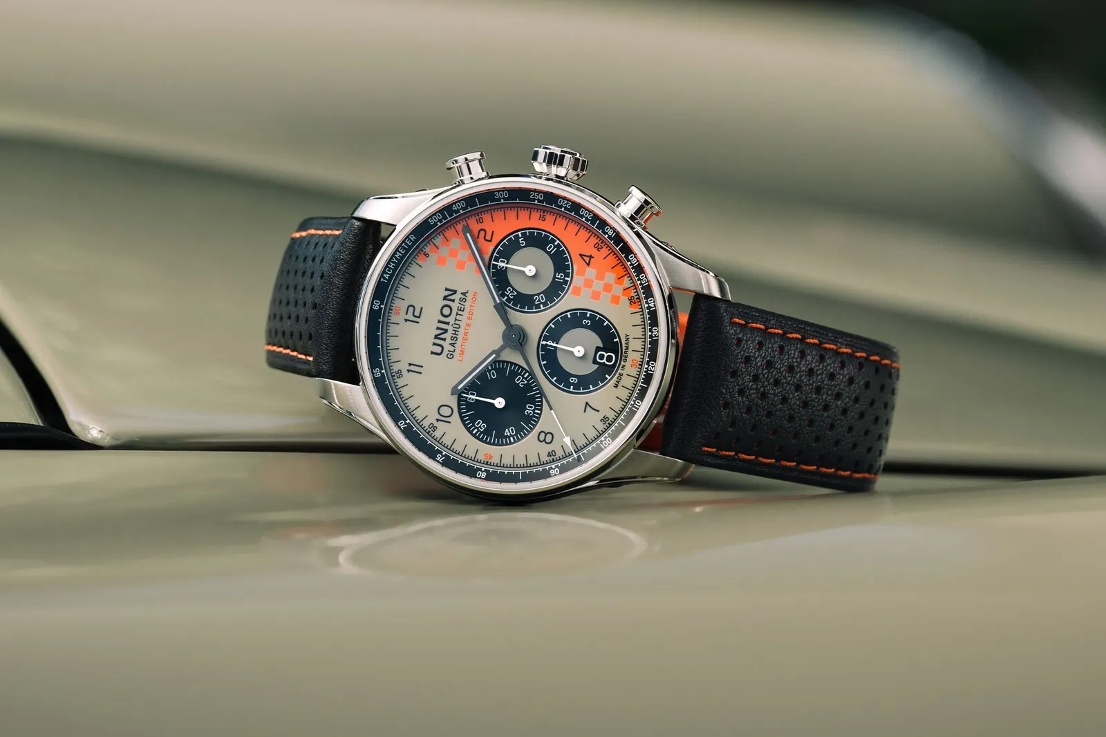 Belisar Chronograph Speedster auf der Haube eines klassischen Sportwagens