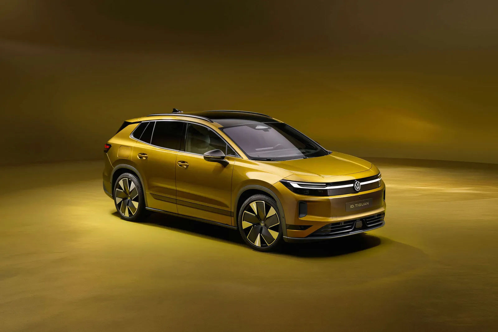 Volkswagen ID. Tiguan in Gold schräg von vorn